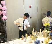 调酒师培训_“遇见玫瑰”联谊活动调酒师学员实践