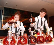 调酒师培训_邑卡洛品酒晚宴调酒师学员实践