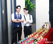调酒师培训--西班牙丽缤瓷砖开业酒会