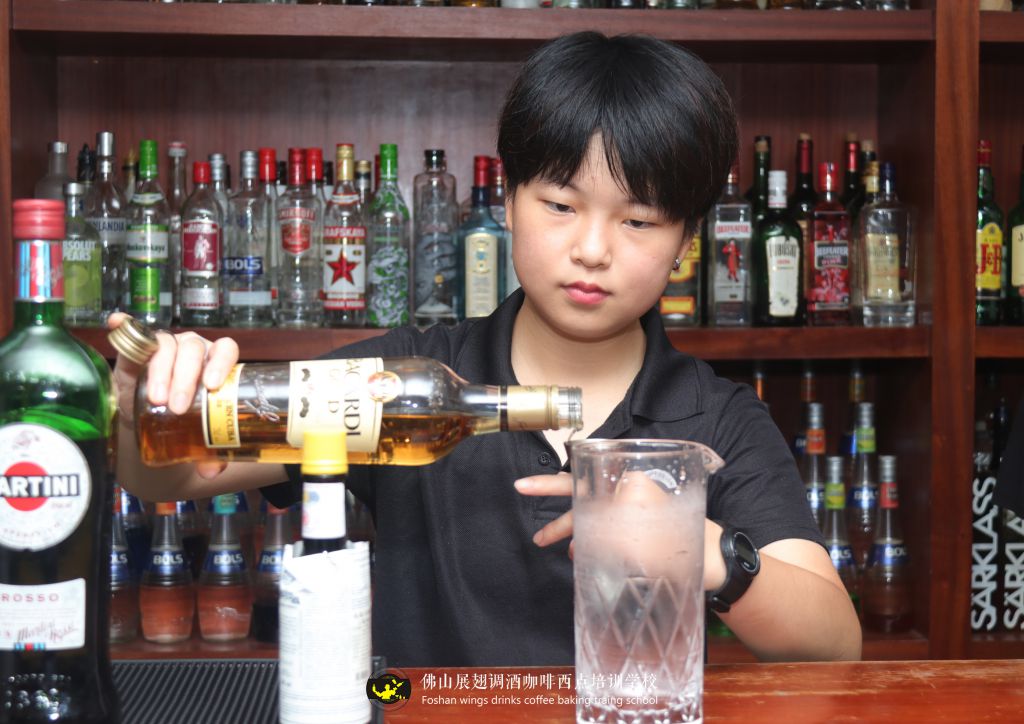 2020届毕业生就业难?调酒师是个好选择