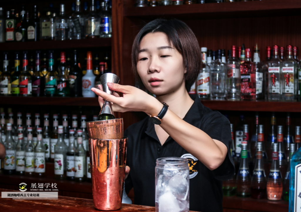 调酒师培训学校多少钱学费?